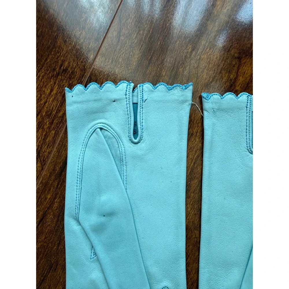 Miss Aris Vintage Light Blue Leather Scalloped Trim Wrist Gloves Size 7 Retro